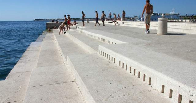 Asculta Marea Adriatica si vantul cantand la orga