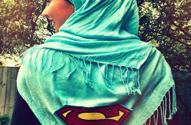 O tanara musulmana doneaza un dolar pentru fiecare tweet rautacios pe care il primeste