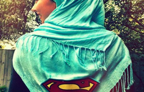 O tanara musulmana doneaza un dolar pentru fiecare tweet rautacios pe care il primeste