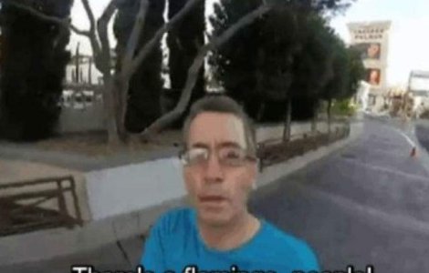 A vrut sa filmeze vacanta, dar s-a filmat, din greseala, pe el insusi