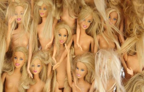 Cum a evoluat papusa Barbie in ultimii 56 de ani