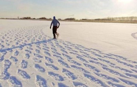 A mers o zi intreaga prin zapada pentru a crea un desen de 500 metri