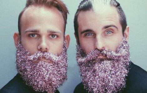  Foto  Trend bizar pe Instagram: barbatii isi impodobesc barbile cu sclipici