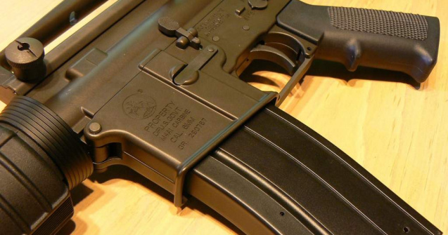 Transport de 800 de arme de foc, interceptat in portul italian Trieste