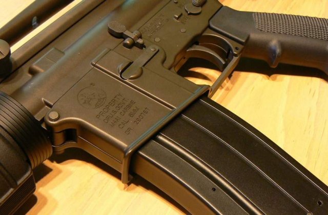 Transport de 800 de arme de foc, interceptat in portul italian Trieste