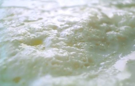 Studiu: Persoanele care mananca mai mult iaurt au circumferinte ale taliei mai mici