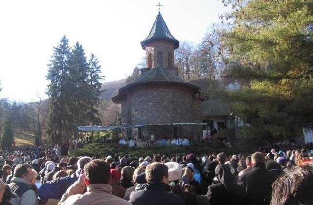 Mii de pelerini, la mormantul parintelui Arsenie Boca de la Manastirea Prislop