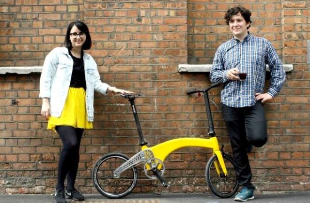 Doi tineri au creat cea mai usoara bicicleta pliabila din lume