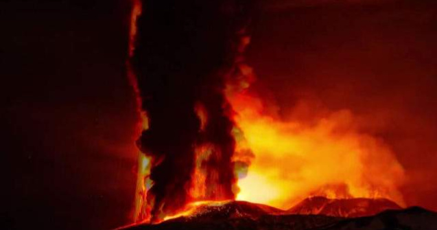  Top   Foto  Eruptie SPECTACULOASA a vulcanului Etna