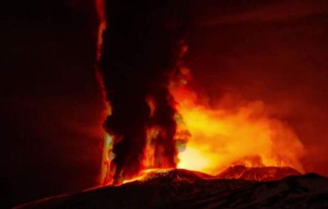  Top   Foto  Eruptie SPECTACULOASA a vulcanului Etna