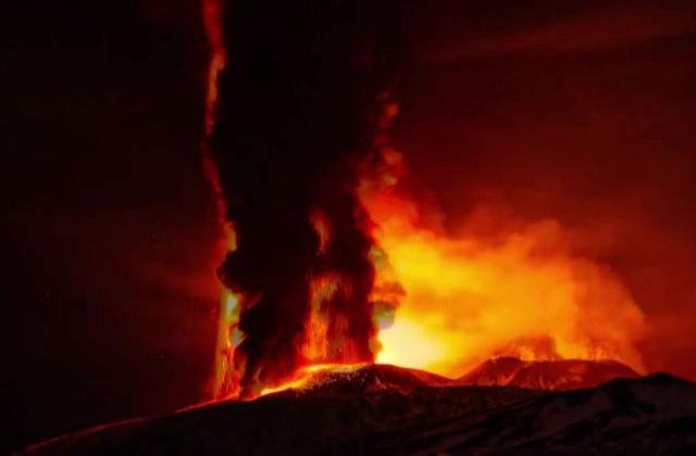[Foto] Fulgere vulcanice pe cerul Siciliei: Eruptie SPECTACULOASA a vulcanului Etna