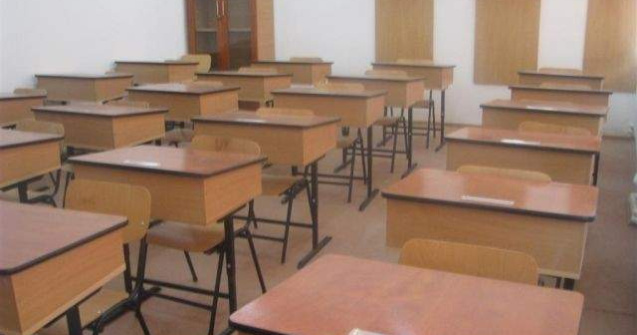 Cluj : Elevii unui liceu invata inghesuiti in clase amenajate initial ca dormitoare