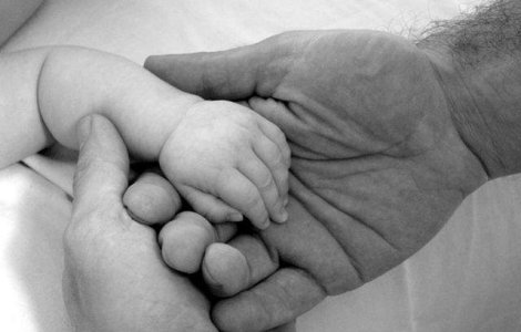 Senat: Concediul paternal se prelungeste de la 5 la 10 zile lucratoare