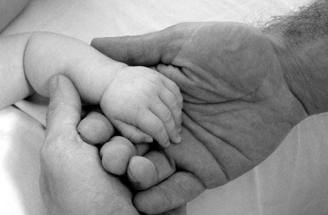 Senat: Concediul paternal se prelungeste de la 5 la 10 zile lucratoare