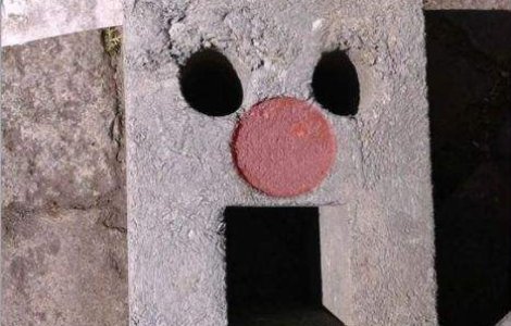  Top  Sunt peste tot! Fete amuzante, intruchipate in obiectele de zi cu zi