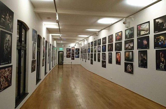 Colectiv - Expozitia "#FIND_US": 200 de fotografii din concerte din tara si strainatate