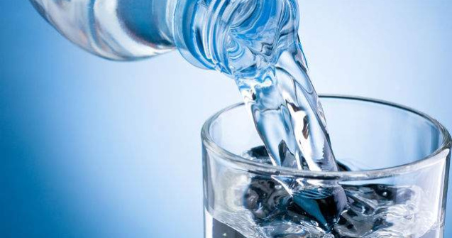 Mitul apei imbuteliate: de ce este apa plata inselaciunea secolului