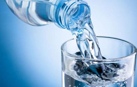 Mitul apei imbuteliate: de ce este apa plata inselaciunea secolului