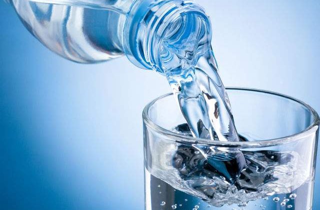 [VIDEO] Mitul apei imbuteliate: de ce este apa plata inselaciunea secolului