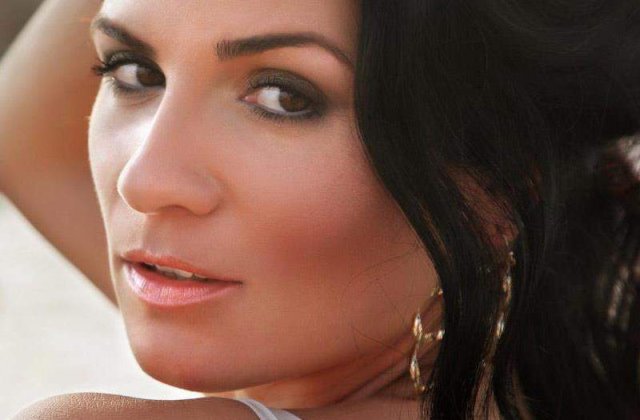 Cantareata Ellie White debuteaza in actorie