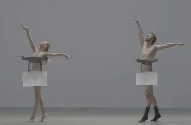[VIDEO] Sincron perfect! Danseaza goi pe scena in timp ce patru drone le acopera partile intime