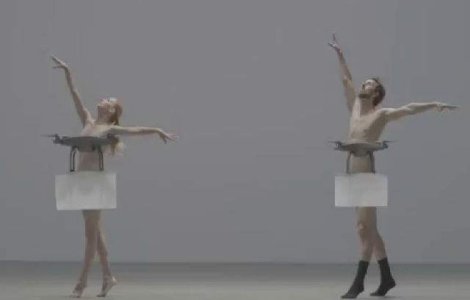  Video  Sincron perfect! Danseaza goi pe scena in timp ce patru drone le acopera partile intime