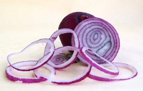  Top  7 trucuri pentru a taia ceapa fara a varsa nicio lacrima