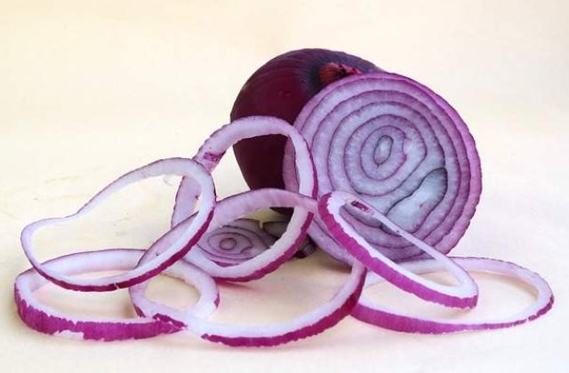 Chiar functioneaza! 7 trucuri pentru a taia ceapa fara a varsa nicio lacrima