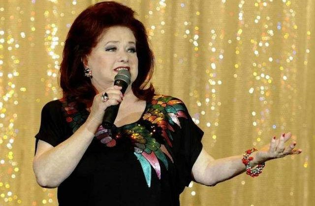 Iohannis a decorat-o pe Stela Popescu, cu ocazia implinirii varstei de 80 de ani