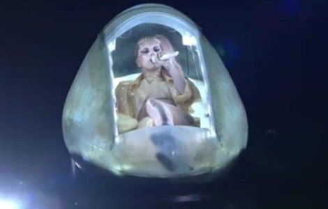  Top  Cele mai SOCANTE obiceiuri de dormit ale celebritatilor