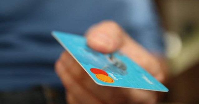 Romanii vor cheltui anul acesta mai multi bani pe cadourile de Craciun