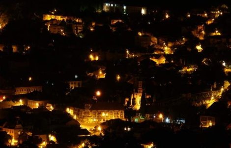 Revelion cu lumini, confetti si lasere, in Piata Sfatului din Brasov