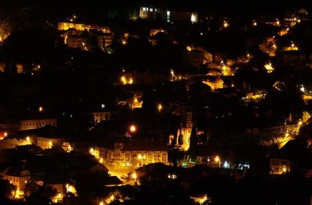 Revelion fara focuri de artificii, dar cu lumini, confetti si lasere, in Piata Sfatului din Brasov