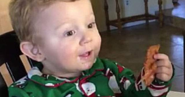 Un bebelus gusta pentru prima data bacon. Uite cum reactioneaza