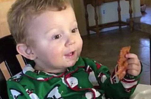 [VIDEO] Un bebelus gusta pentru prima data bacon. Uite cum reactioneaza
