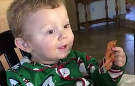 Un bebelus gusta pentru prima data bacon. Uite cum reactioneaza