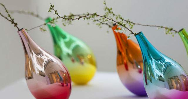 Superb! Vazele care se misca atunci cand cad petalele florilor