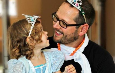  Top  Fac orice de dragul lor! 10 ipostaze trasnite ale tatilor de fete