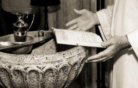 Peste 3.000 de sibieni s-au inghesuit sa ia agheasma in centrul orasului