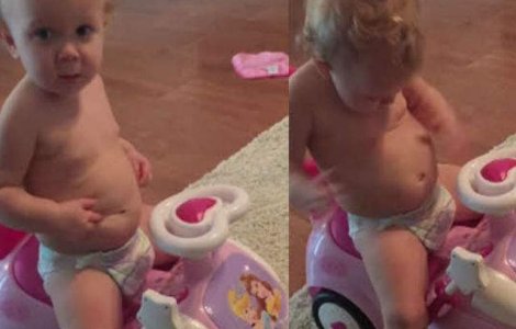  Video  Acest bebelus descopera ca are un...buric. Uite ce reactie are!