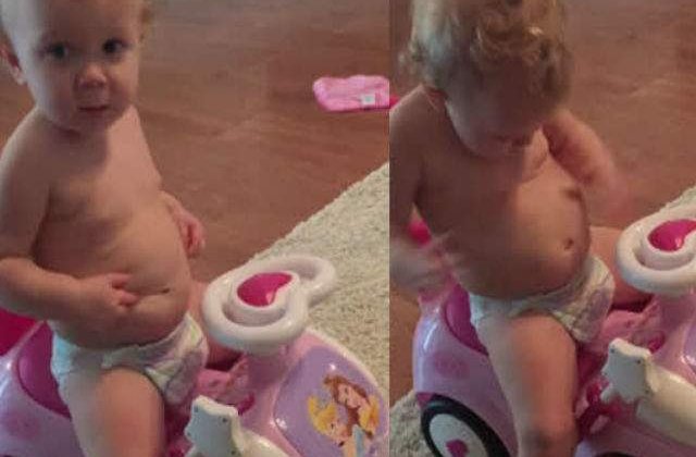 [VIDEO] Acest bebelus descopera ca are un...buric. Uite ce reactie are!