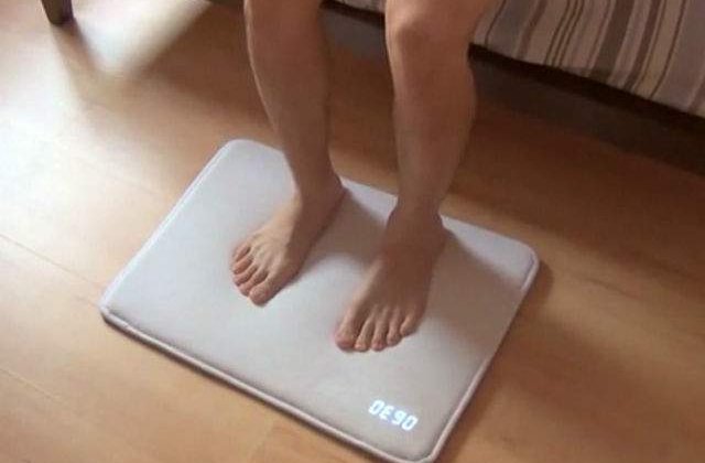 [VIDEO] Covorul cu ceas desteptator: cea mai ingenioasa solutie de a te trezi