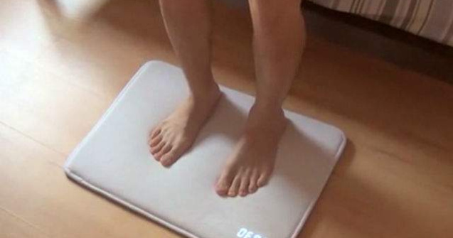 Covorul cu ceas desteptator: cea mai ingenioasa solutie de a te trezi