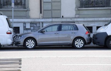 Proiect: Soferii pot parca pe trotuar doar daca lasa spatiu de doi metri pentru pietoni