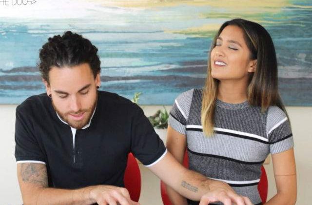 [VIDEO] Doi tineri reusesc sa cante cele mai tari hituri din 2015 in doar 3 minute