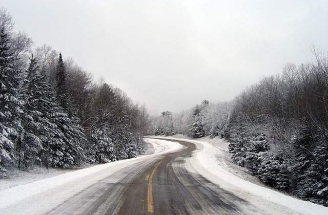 Autostrada A2 si 18 drumuri nationale, inchise in continuare din cauza vremii
