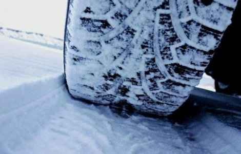 Intarzieri de aproape 7 ore pe liniile RATB, din cauza masinilor parcate neregulamentar