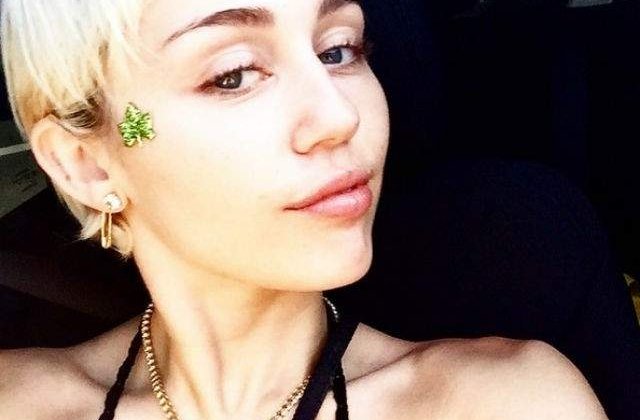 Miley Cyrus si actorul Liam Hemsworth s-au logodit