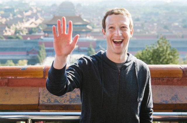 [FOTO] Zuckerberg a pus o poza cu dulapul sau pe Facebook. Imaginea a devenit virala