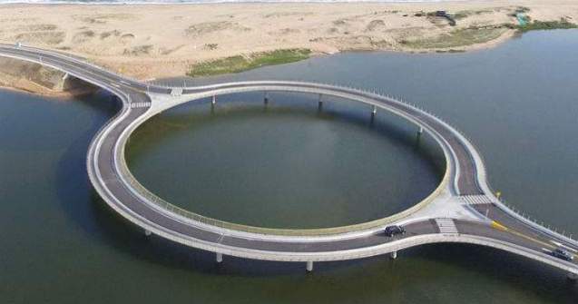 Podul care obliga soferii sa incetineasca si sa admire peisajul